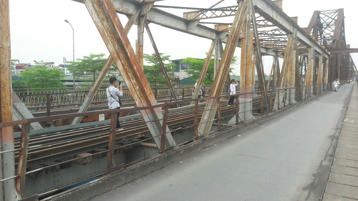 Anh: Gioi tre len cau Long Bien chup anh bat chap bien cam-Hinh-5