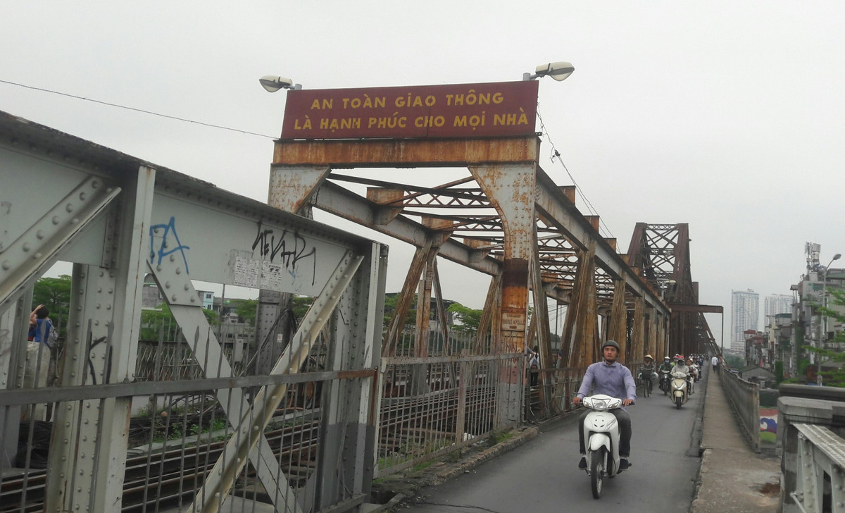 Anh: Gioi tre len cau Long Bien chup anh bat chap bien cam-Hinh-3