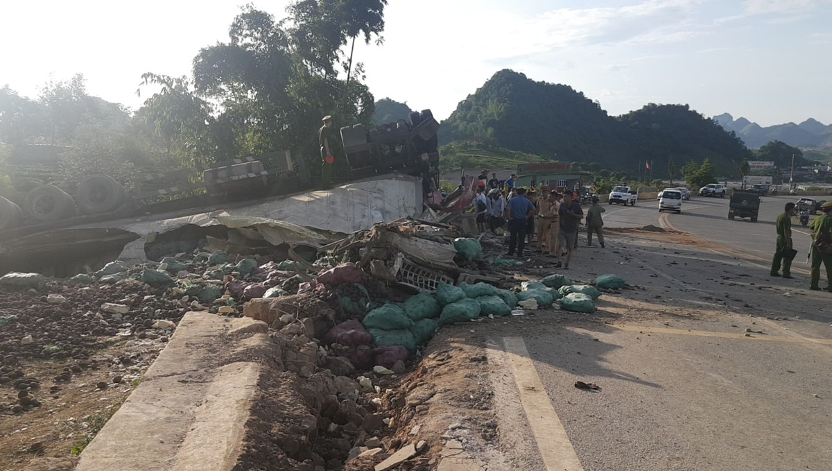 Tai nan giao thong o Son La: 3 nguoi bi thuong nang-Hinh-3