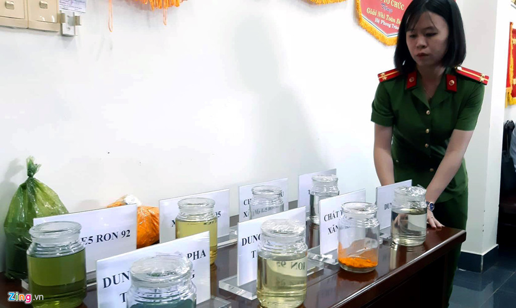 Qua điều tra, công an xác định phương thức hoạt động của các doanh nghiệp này là mua dung môi chưng cất từ dầu mỏ có chỉ số RON 60-87, sau đó pha với xăng A95 với tỷ lệ 30-50% cùng chất tạo màu để thành xăng RON A92 giả.