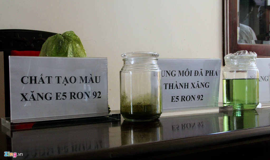 Theo kết quả điều tra ban đầu, từ ngày 1/1/2017 đến khi bị bắt, trung bình mỗi tháng nhóm này đưa ra thị trường trên 6 triệu lít xăng giả, tương đương 174 triệu lít trong hơn 2 năm, thu lợi bất chính ước tính hàng nghìn tỷ đồng.