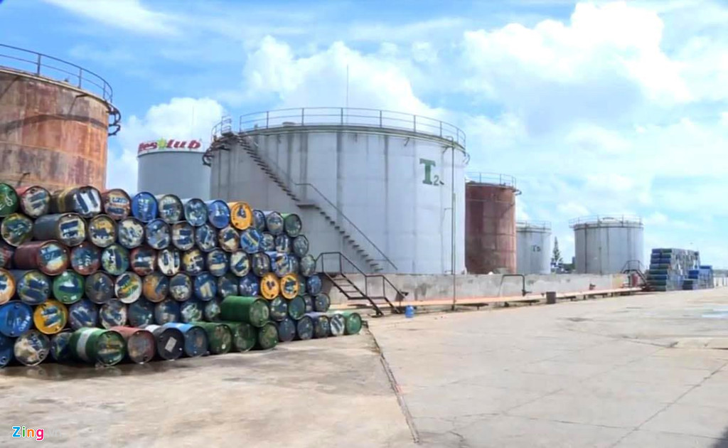 Tại thời điểm khám xét kho xăng của nghi can Trịnh Sướng, công an thu giữ nhiều loại xăng giả chuẩn bị đưa ra thị trường tiêu thụ. Đồng thời thu giữ các hóa chất, dung môi để sản xuất xăng giả.