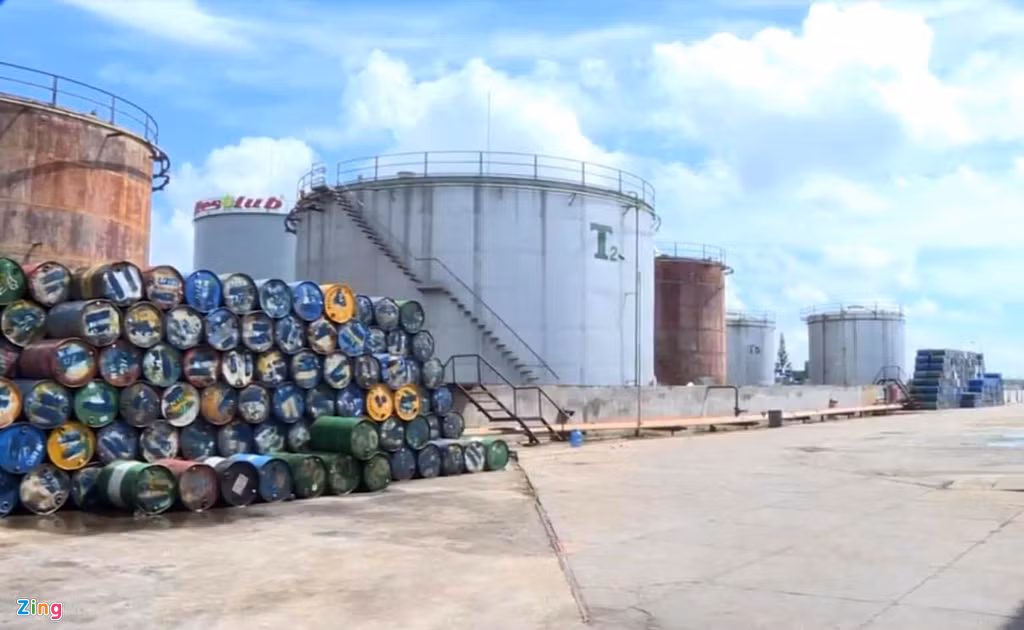 Tại thời điểm khám xét kho xăng của nghi can Trịnh Sướng, công an thu giữ nhiều loại xăng giả chuẩn bị đưa ra thị trường tiêu thụ. Đồng thời thu giữ các hóa chất, dung môi để sản xuất xăng giả.