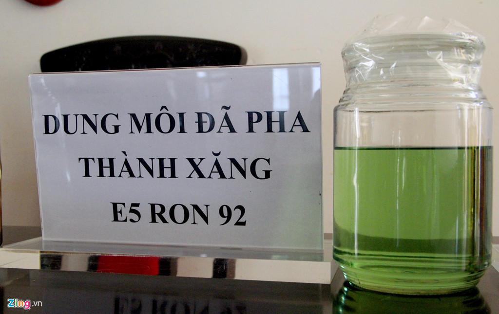 Ngoài ra, các doanh nghiệp này cũng dùng 35% dung môi, 40% xăng A95 và các chất tạo màu để sản xuất xăng E5 RON 95 giả. Sản phẩm xăng sau khi được pha chế sẽ được nhóm trên lưu kho rồi xuất đi các tỉnh, thành trong cả nước tiêu thụ.