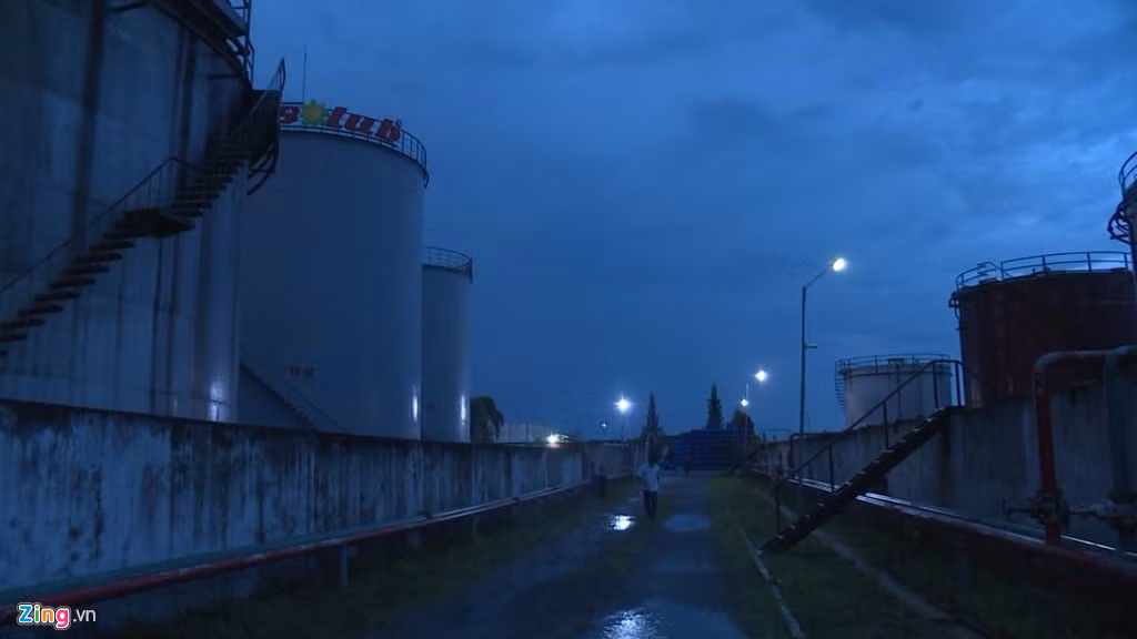 “Các doanh nghiệp ban đầu pha trộn xăng giả ngay tại cửa hàng. Tuy nhiên, sau khi nghi ngờ bị theo dõi, nhóm này đã pha trộn tại các kho hàng, tàu biển được cảnh giới cẩn trọng, người lạ không thể lại gần”, đại tá Quy nói.