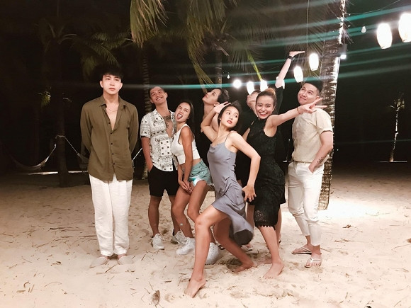 Khả Ngân cùng bạn bè, người thân vui vẻ trong chuyến đi du lịch ở Phú Quốc.