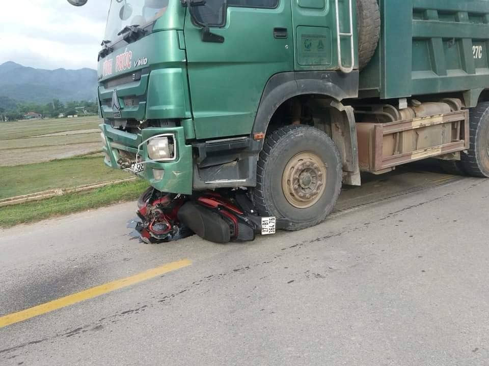 Dien Bien: Va cham voi xe tai 2 me con thuong vong