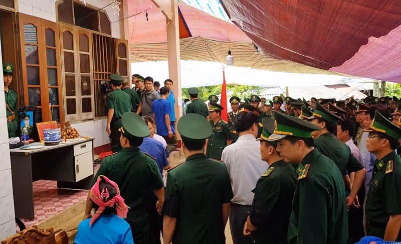 Đông đảo người dân và các chiến sĩ đến thắp hương 