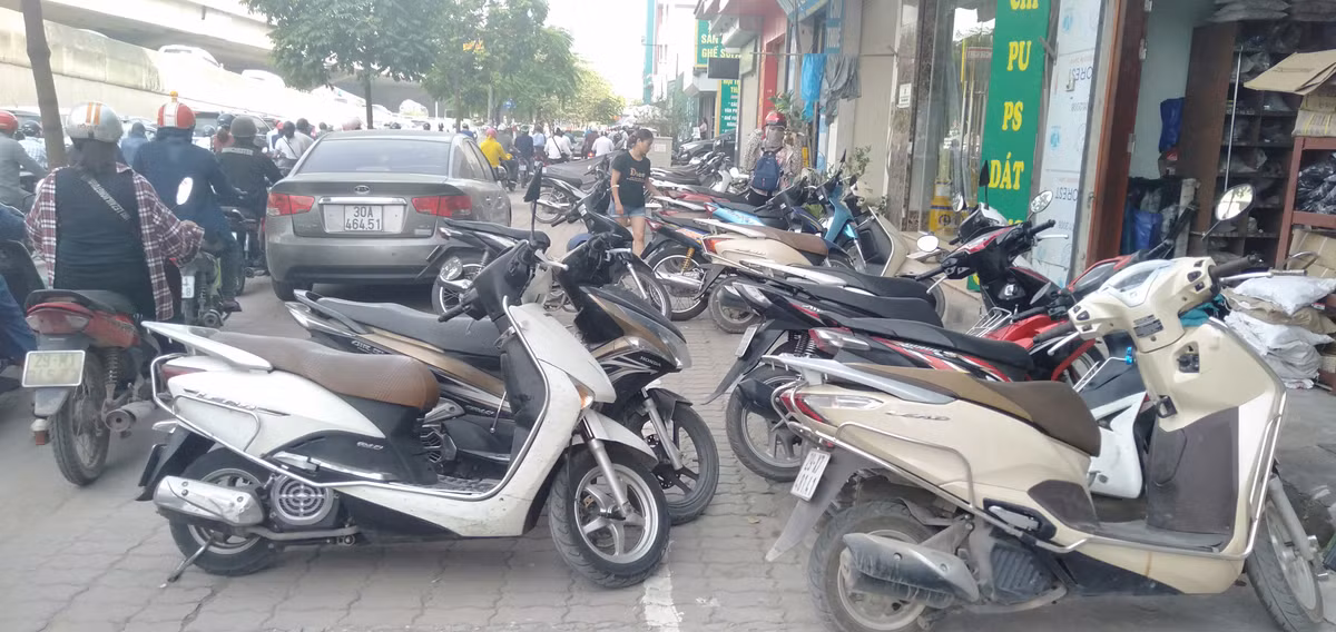 Tuy nhiên, trên vỉa hè đường Nguyễn Xiển thì tình trạng đỗ xe máy và ôtô không theo vạch sơn quy định.