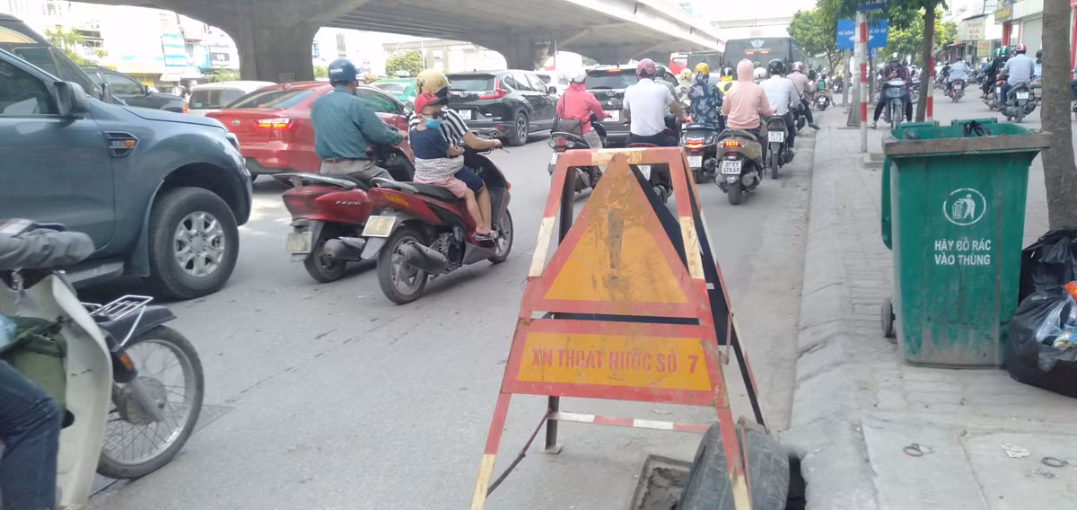 Khá nhiều biển báo của Xí nghiệp thoát nước số 7 như thế này trên lòng đường gây nguy hiểm cho người tham gia giao thông.
