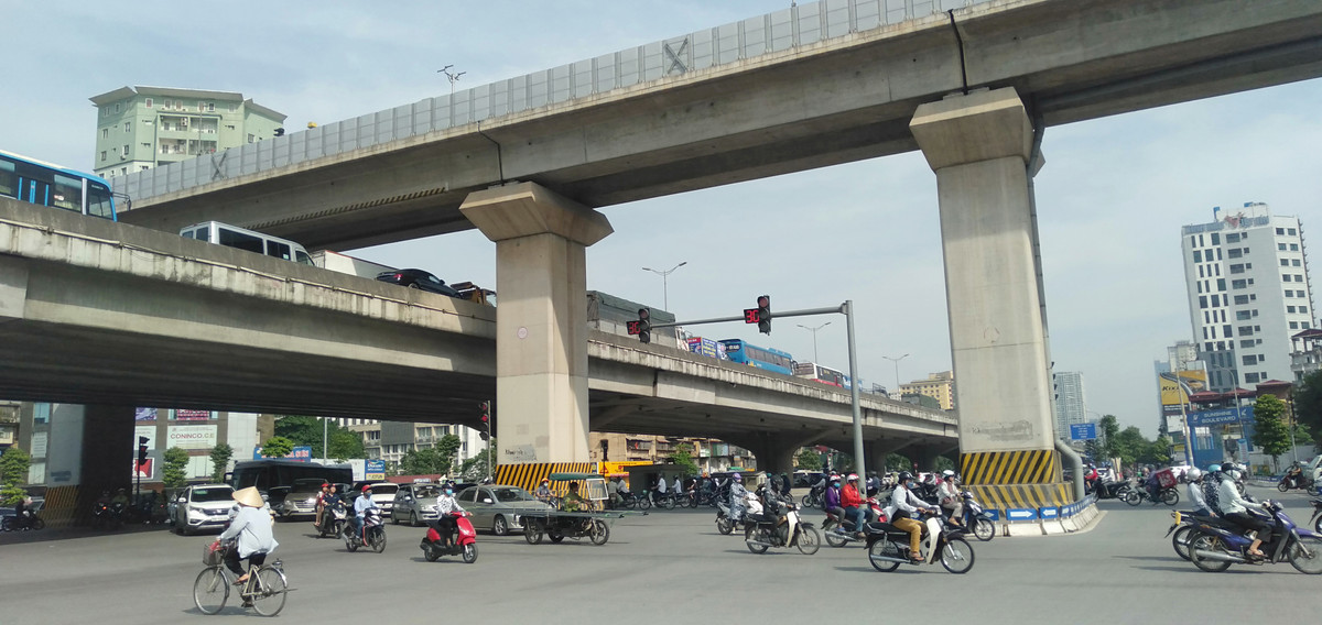Trên đường vành đai 3, ôtô cũng bị ùn ứ nghiêm trọng.
