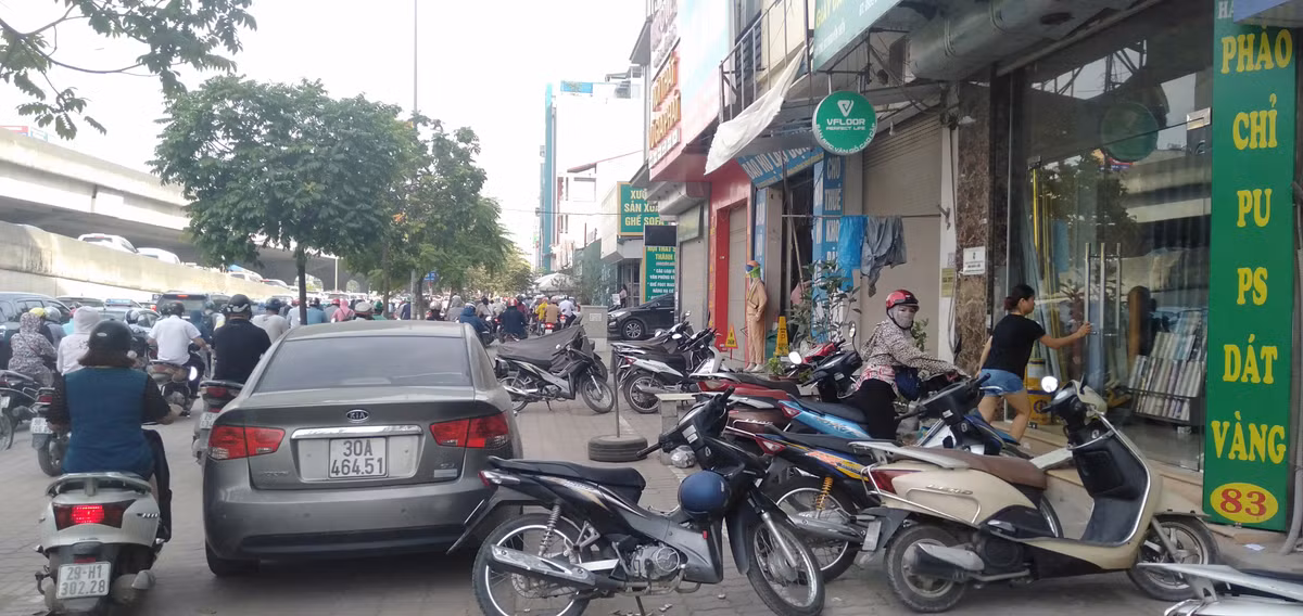 Các cửa hàng kinh doanh thản nhiên đậu ôtô, xe máy chiếm gần hết vỉa hè. Gây khó khăn cho người đi bộ.
