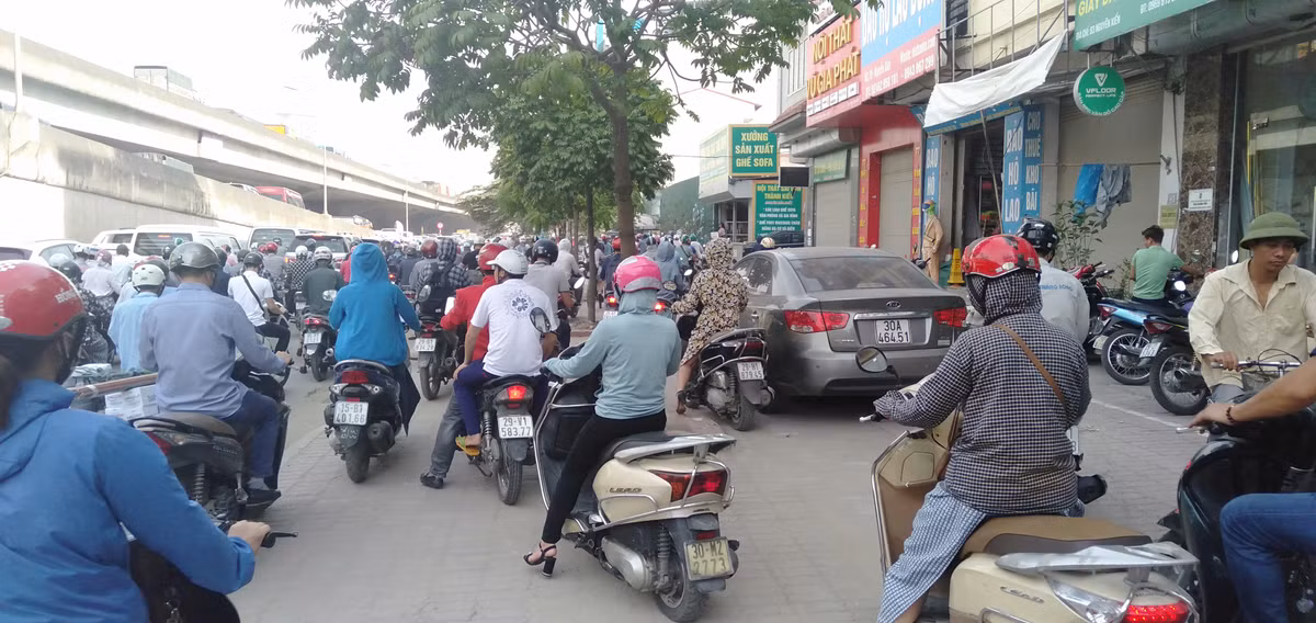 Un tac trong nang nong dau tuan, xe may tran len via he dong nhu kien