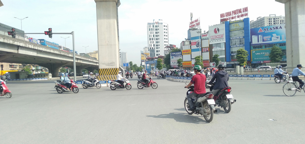 Tại ngã tư Nguyễn Trãi - Khuất Duy Tiến khá nhiều xe máy thản nhiên vượt đèn đỏ.