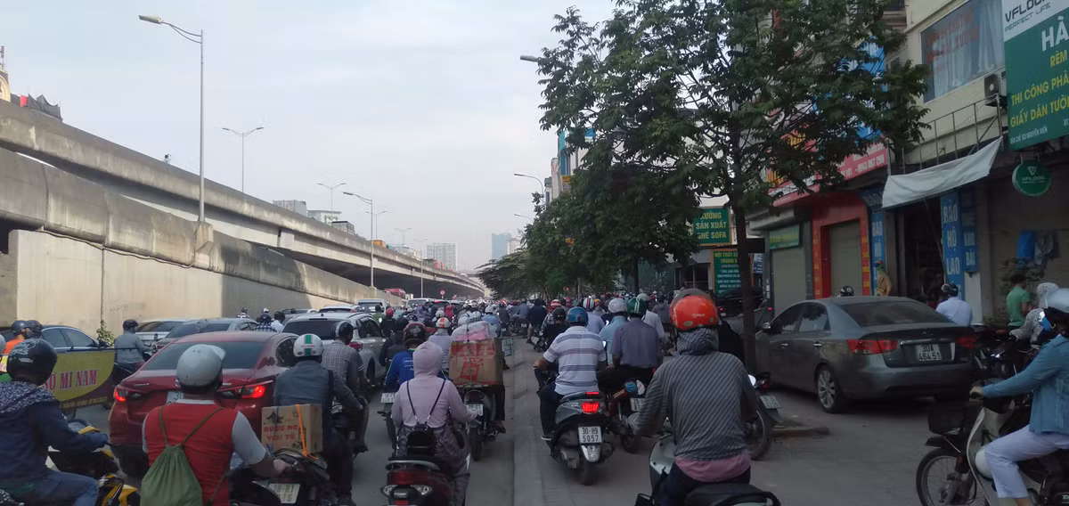 Quá nhiều xe máy tham gia giao thông vào giờ cao điểm tại Nguyễn Xiển.