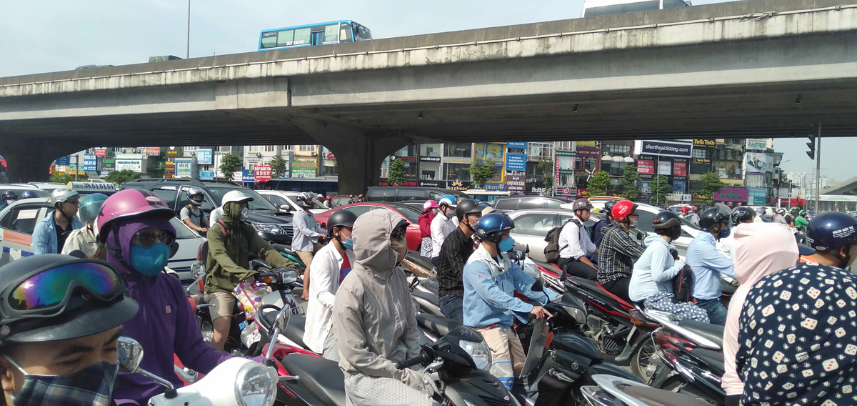 Sáng sớm ra đường là đã phải mặc áo chống nắng, thời tiết Hà Nội những ngày này quá khắc nghiệt.