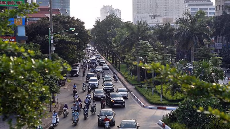 Nhắc đến những con đường tuyến phố rợp bóng cây xanh ở Hà Nội người ta thường nghĩ ngay đến con đường Phan Đình Phùng, Hoàng Diệu, Đường Láng...