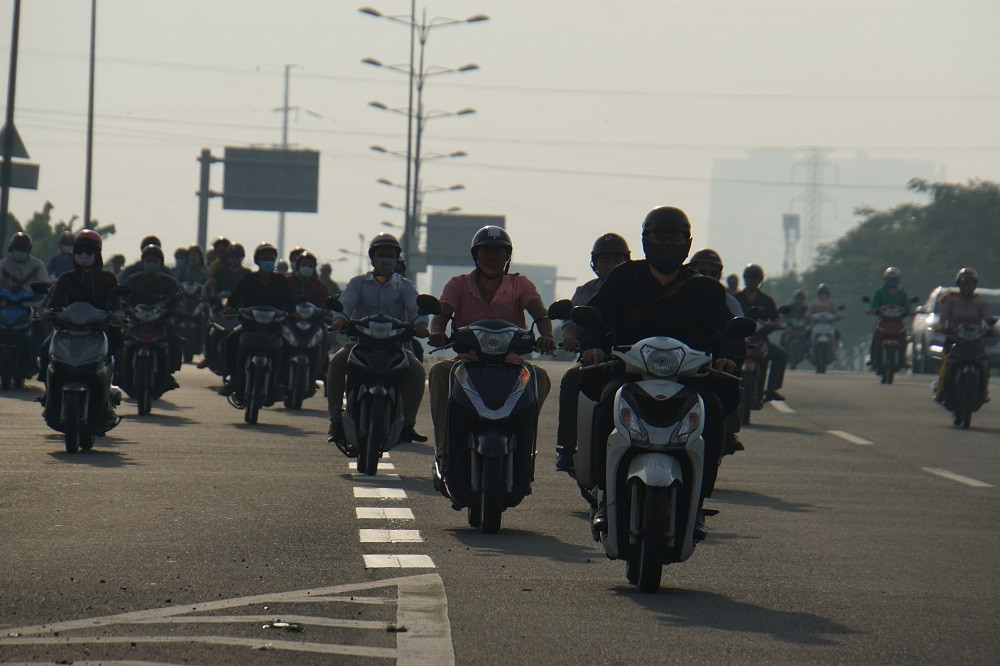 Xe máy ào ào chạy vào làn đường ô tô