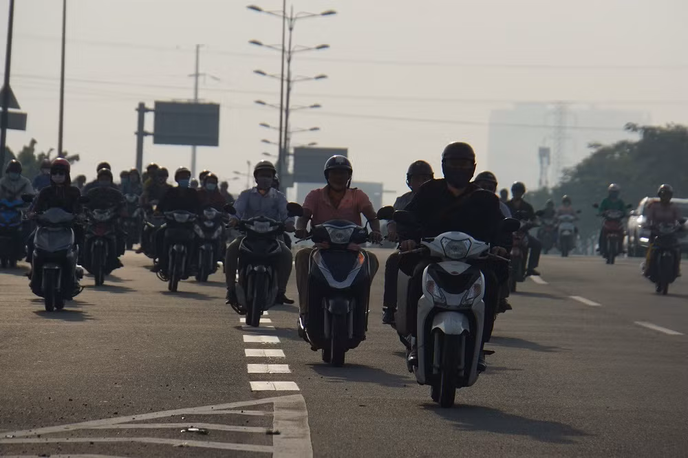 Xe máy ào ào chạy vào làn đường ô tô