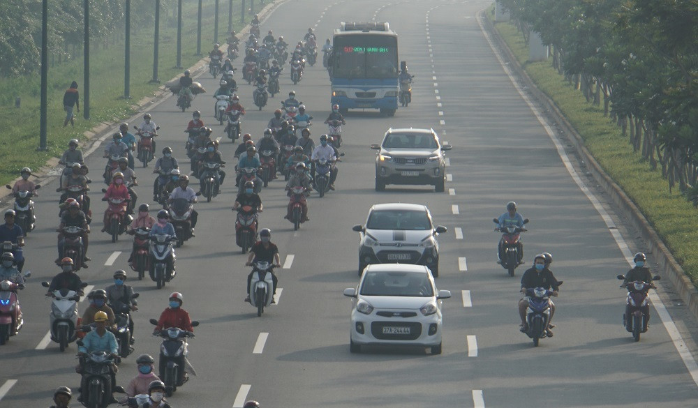 Đường Phạm Văn Đồng có 4 làn đường ô tô theo mỗi chiều di chuyển. Mặc dù, xe máy chỉ chạy vào 1 làn duy nhất nhưng theo quan sát thì giờ cao điểm khắp các làn đường đều có 'dấu bánh' xe máy lưu thông