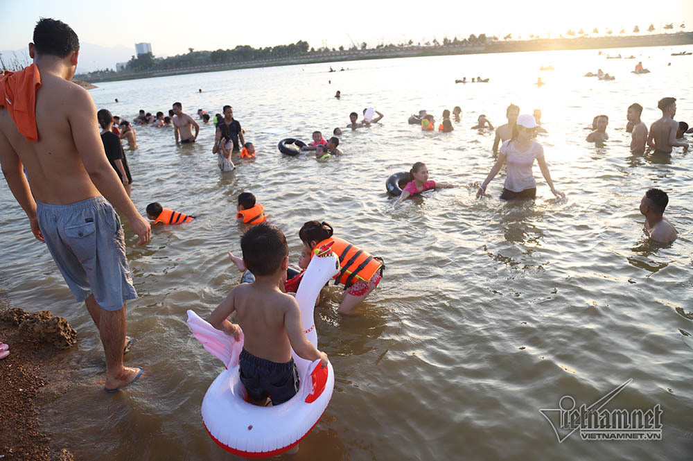 Bãi tắm đã có nhiều năm nay, vào mỗi buổi chiều mùa hè luôn đông đúc và rộn rã tiếng cười 