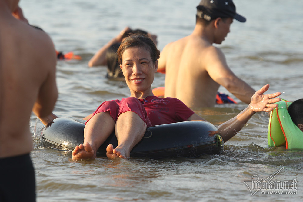 Không chỉ trẻ em, nhiều người ở tuổi trung niên cũng mê mải dưới nước