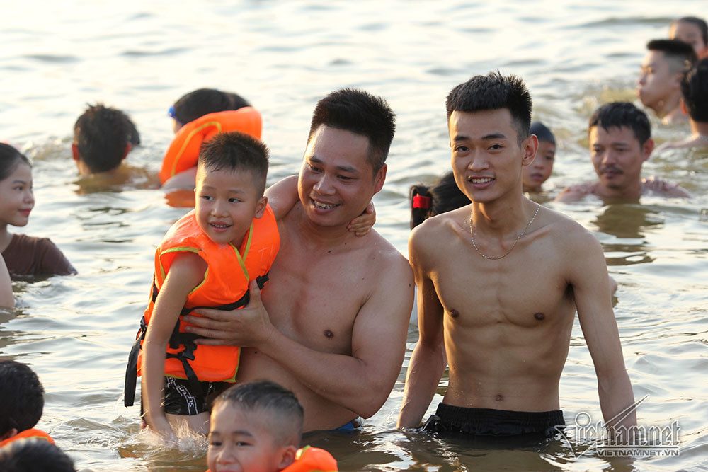 Ở ngoại thành số lượng bể bơi có hạn, vì vậy những đoạn sông nước nông trở thành nơi lý tưởng cho người dân bơi lội vui chơi