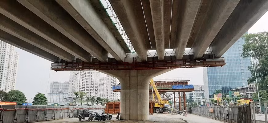 Cận cảnh cây cầu cạn nghìn tỷ giúp đường Phạm Văn Đồng hết ùn tắc - Hình 4 Can canh cay cau can nghin ty giup duong Pham Van Dong het un tac-Hinh-4