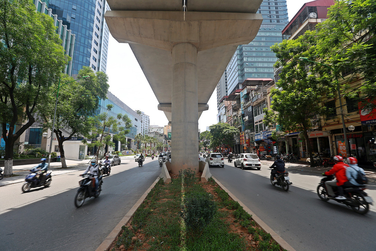Bóng mát của tuyến đường sắt Nhổn - ga Hà Nội và Cát Linh - Hà Đông làm nhiệt độ chênh lệnh đến vài độ so với ánh nắng trực tiếp ngoài trời.