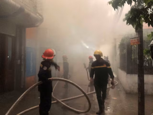 Ha Noi: Chay kho hang tren pho Tran Quang Dieu