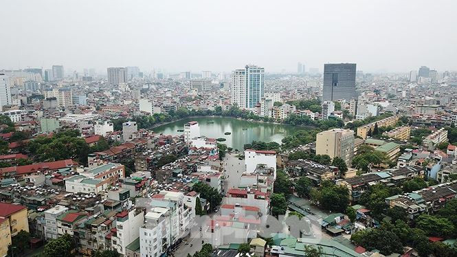 Vào những ngày thời tiết nắng nóng như đổ lửa đang tiếp diễn như những ngày này, mọi người mới thấy rõ được giá trị của những hồ nước trong phố.