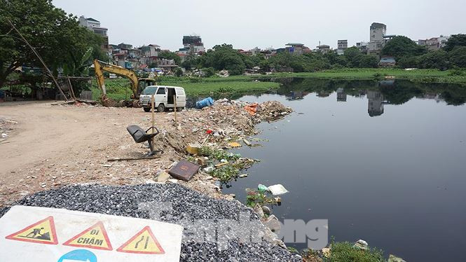 Mặc dù Hà Nội được ví là thủ đô của cây xanh và hồ, xong rất nhiều hồ nước đang bị xâm lấn một cách thô bạo.