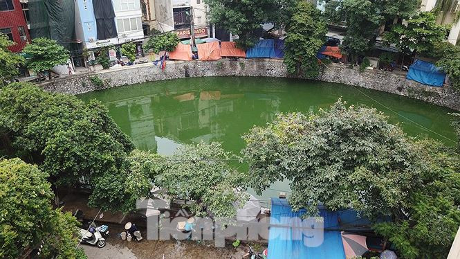 Hồ Bán Nguyệt tại khu dân cư ngõ 252 phố Tây Sơn (quận Đống Đa).