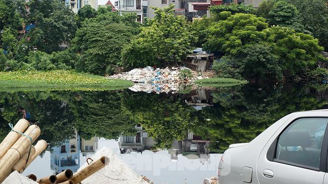 Đây là hình ảnh nhếch nhác, bẩn thỉu tại hồ Linh Quang cách UBND phường Văn Chương (quận Đống Đa) không xa.