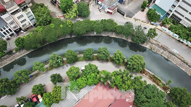 Ngoài những hồ nước, len lỏi trong những khu dân cư còn có mạng lưới sông và kênh nước cũng phần nào điều hòa không khí cho những người dân sống quanh đây.