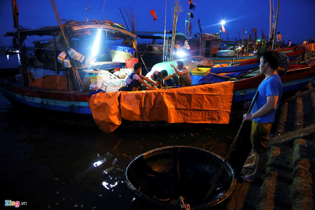 Cứ 4h hàng ngày, khi những chiếc thuyền vừa cập bến, chở theo hàng tấn hải sản tươi ngon, "đội quân tóc dài" lại nhanh chóng có mặt nhận thuyền và bắt đầu công việc đội cá lên bờ.