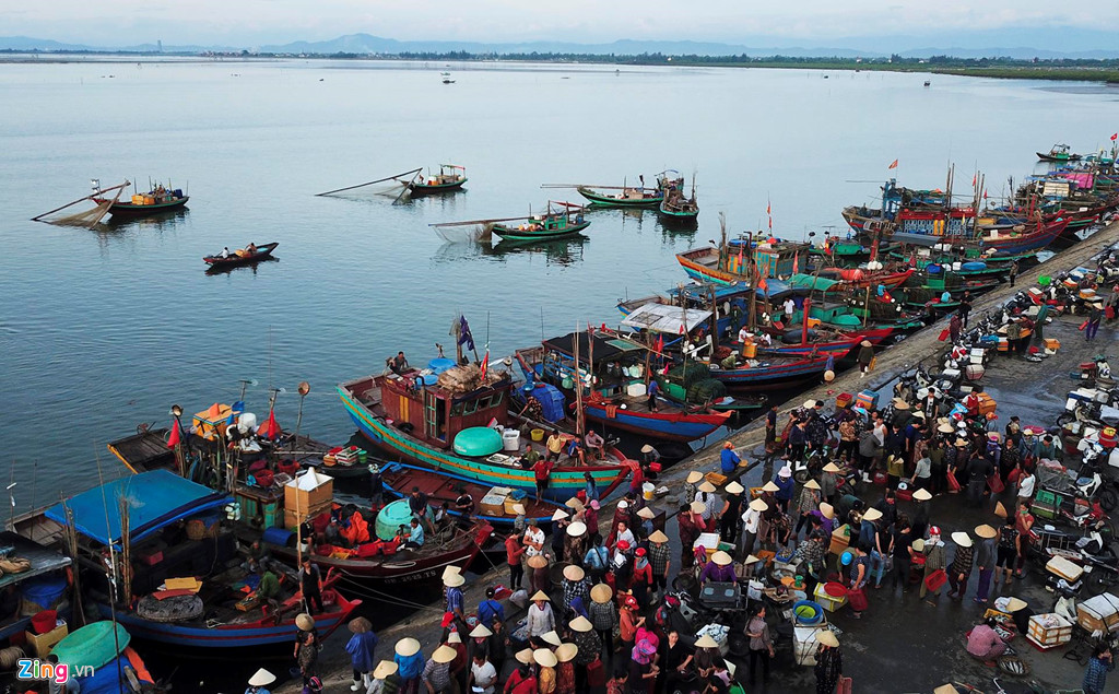Đến khoảng 6h, tàu thuyền đổ về chật kín sân cảng, song người mua thưa dần. Họ đều mua đủ số hải sản để sớm về cung ứng cho các chợ huyện.
