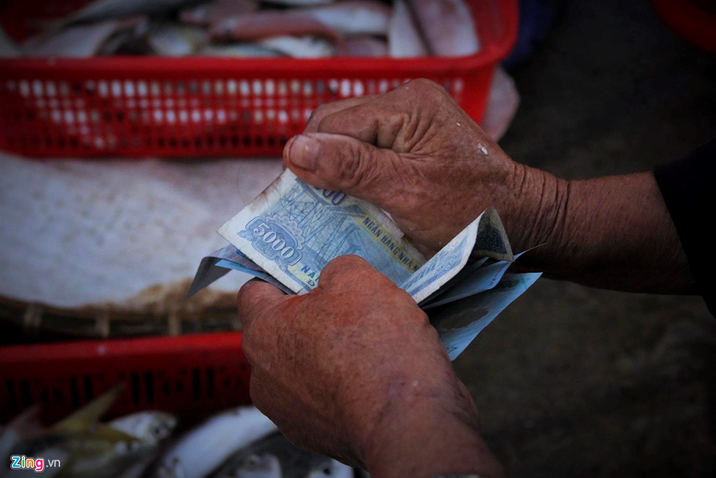 Bất kể nắng hay mưa, trừ lúc biển động, ngày nào họ cũng xuống biển lặn lội mưu sinh. Ngoài số tiền công được trả, nhiều chủ tàu còn ưu ái cho thêm những con cá trích tươi ngon.