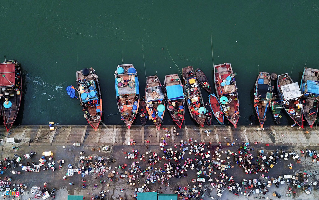 Cuộc sống khu vực này lúc bình minh trở nên nhộn nhịp hơn với từng chuyến tàu trở về, mang theo đầy cá tôm.