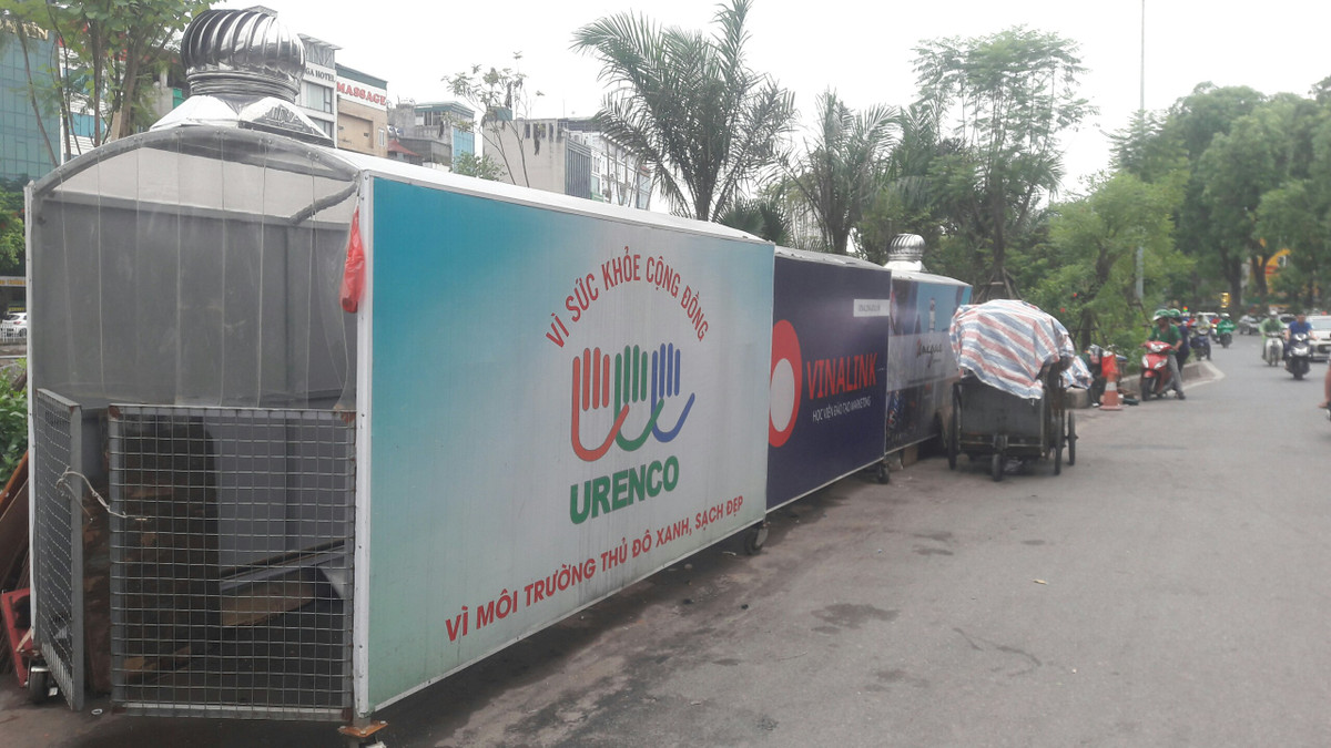 Những nhà di đông này được sắp xếp gọn gàn không gây ảnh hưởng đến người tham gia giao thông trên đường Láng.