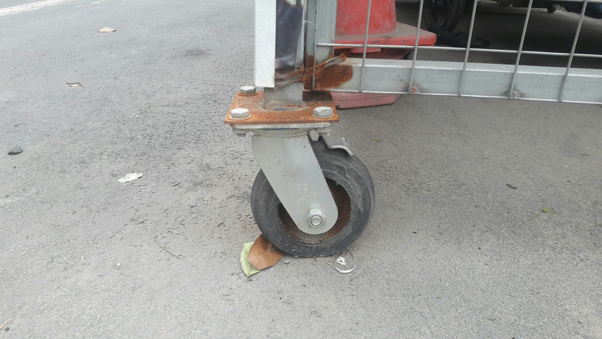 Các nhà chờ di động này được gắn bởi các bánh xe thuận tiện cho việc di chuyển.