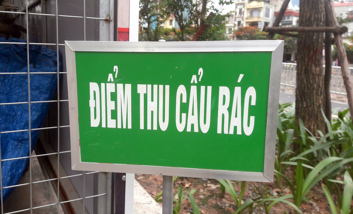 Trước mỗi nhà di động điều được đặt tấm biển "Điểm thu cẩu rác".