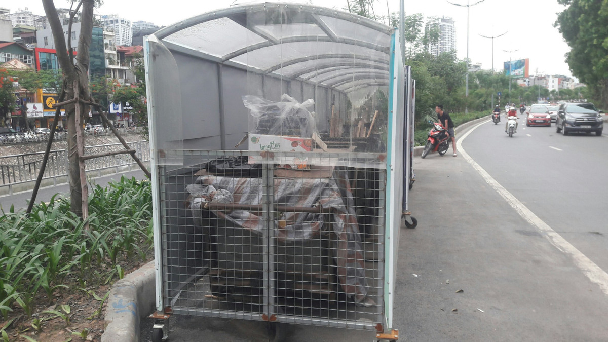 Theo khảo sát của phóng viên, hiện dọc đường Láng hiện đang có 4 nhà như này và một chiếc được đặt tại đường Nguyễn Chí Thanh.