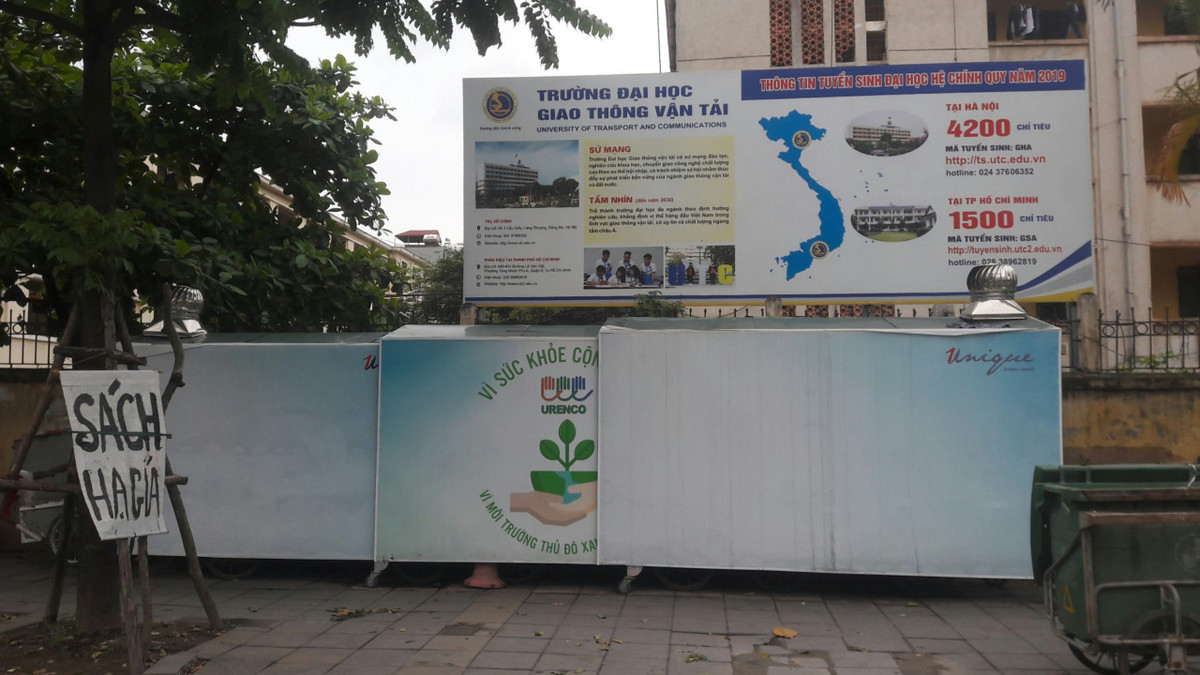 Mới đây, mô hình nhà chờ gom rác di động chứa xe chở rác và thùng rác được Urenco 4 đưa vào sử dụng trên các tuyến phố Hà Nội.