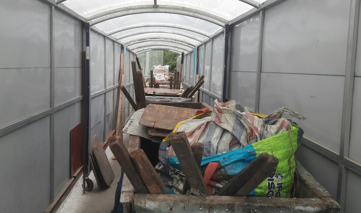 Các nhà chờ được quây bạt và lắp đặt quạt thông gió, có tác dụng bảo quản xe đẩy rác, các thiết bị của nhân viên và đặc biệt, giảm thiểu mùi hôi thối bốc ra xung quanh.