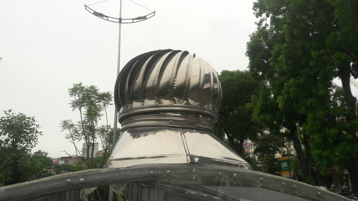 Mỗi nhà chờ di động gom rác được lắp hai quạt thông gió.