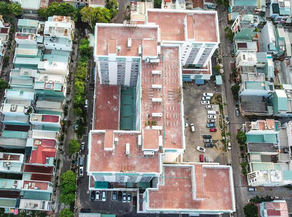 Góc nhìn từ trên cao cho thấy hàng loạt ôtô đỗ xung quanh chung cư thu nhập thấp nơi khuôn viên chật hẹp của khu chung cư Long Thịnh. Trao đổi với Zing.vn, ông Trần Viết Bảo, Giám đốc Sở Xây dựng Bình Định, cho hay quy chuẩn kỹ thuật quốc gia về nhà ở chung cư dành cho người thu nhập thấp không có thiết kế bãi đậu ôtô hoặc tầng hầm đậu ôtô.