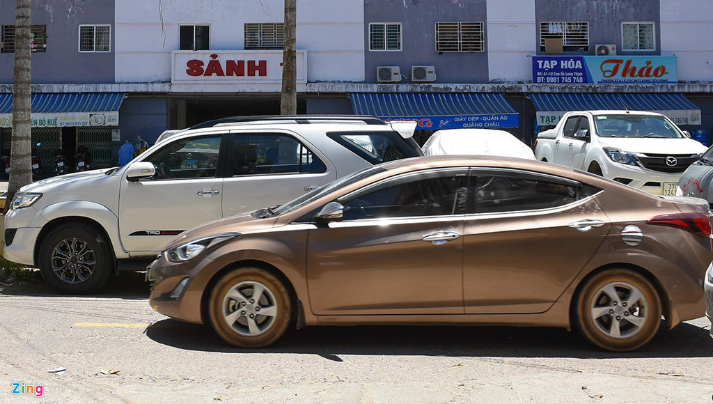 Theo quan sát của phóng viên Zing.vn, ngày 13/6, hàng loạt ôtô đậu trái quy định trong khu vực sân, hành lang và nhiều tuyến đường xung quanh chung cư. Trong số này, nhiều chiếc xe sang như Toyota Camry, Mercedes... trị giá tiền tỷ.