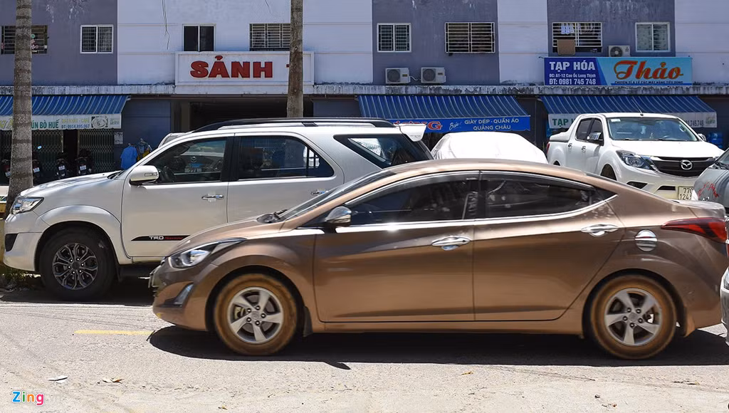 Theo quan sát của phóng viên Zing.vn, ngày 13/6, hàng loạt ôtô đậu trái quy định trong khu vực sân, hành lang và nhiều tuyến đường xung quanh chung cư. Trong số này, nhiều chiếc xe sang như Toyota Camry, Mercedes... trị giá tiền tỷ.