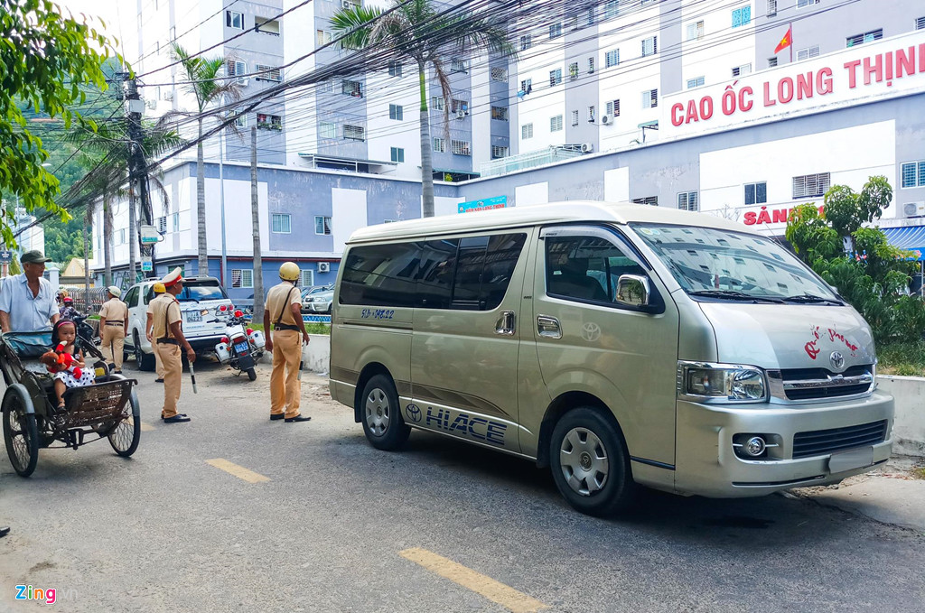 Trước thực trạng dân chung cư Long Thịnh đậu đỗ ôtô tràn lan khắp nơi, chiều 12/6, Công an TP Quy Nhơn huy động lực lượng cảnh sát giao thông kiểm tra, xử lý.